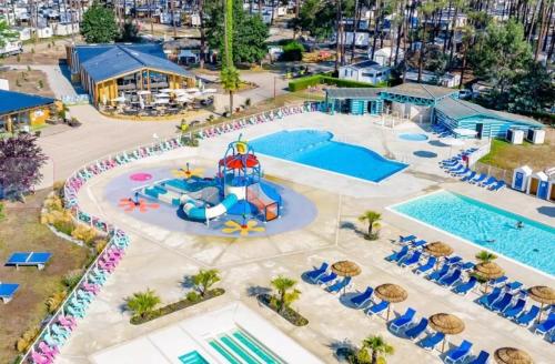 une vue aérienne d'une piscine dans un complexe hôtelier dans l'établissement Chez Isa, à Saint-Julien-en-Born