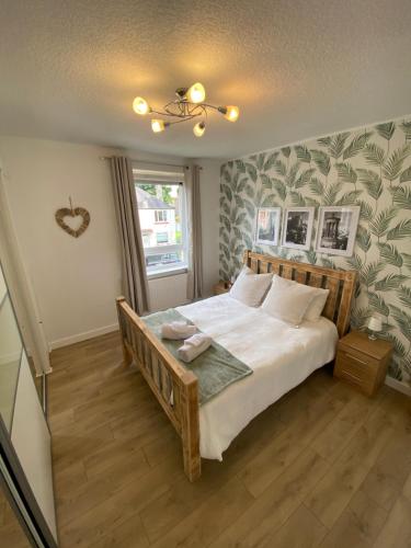 a bedroom with a large bed and a window at Edinburgh City Centre & Airport 2 Bedroom Apartment in Edinburgh