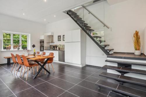 Η κουζίνα ή μικρή κουζίνα στο Nyrenoveret 3BR nær Aarhus m Gratis Parkering