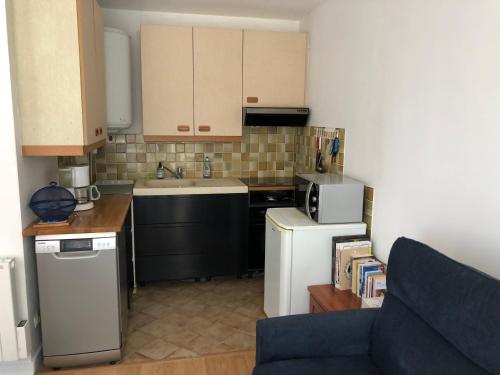 une petite cuisine avec un évier et un réfrigérateur dans l'établissement St Malo solidor, à Saint-Malo