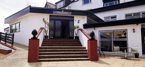 シャンクリンにあるSunrise Hotelの白い建物