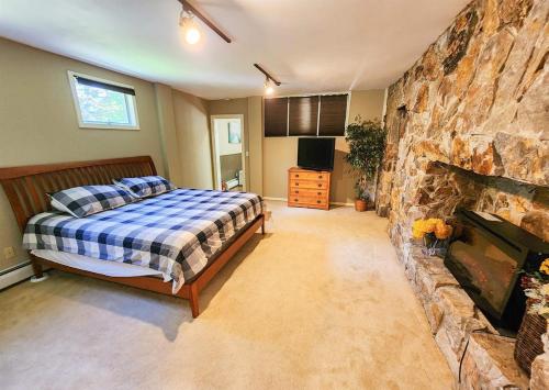 Postel nebo postele na pokoji v ubytování Birch Beauty Cozy 3BR Mountain Retreat with Hot Tub & Pet-Friendly!