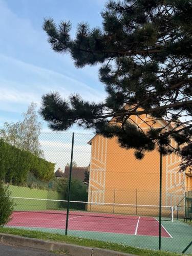 Tenis dan/atau kemudahan skuasy di Domaine du Yearling Touques atau berdekatan