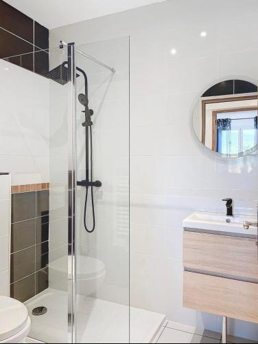 une salle de bain avec une douche, des toilettes et un lavabo dans l'établissement Bas de villa oasis, à Sainte-Maxime