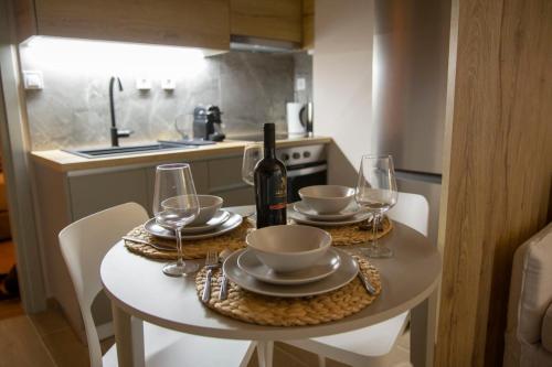 Nápoje v ubytování Nerissa Seafront apartment