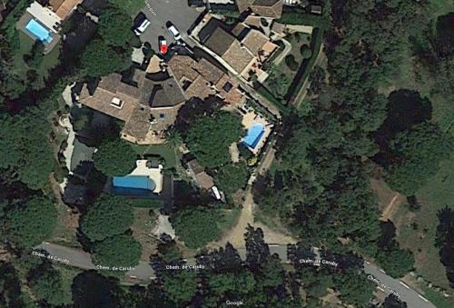 an overhead view of a house with a yard at Villa provençale Golfe St Tropez climatisée piscine chauffée, Spa, billard, Wifi haut débit pro in Gassin