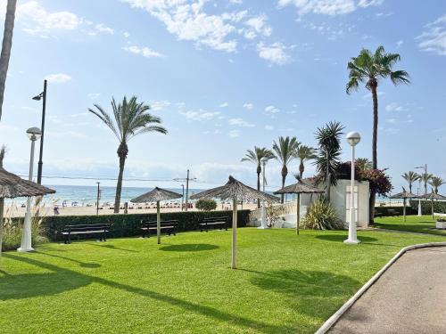 Playa y montaña. 1ª linea. Piscina. Parking . A/C