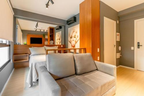 une chambre avec un lit et un canapé dans l'établissement Apartamentos completos ao lado do metrô, Vila Madalena, à São Paulo