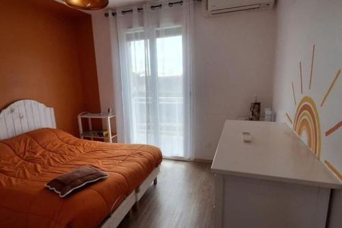 une chambre avec un lit, un bureau et une fenêtre dans l'établissement Charmante maison de ville climatisée avec Wifi, à Saint-Yrieix-la-Perche