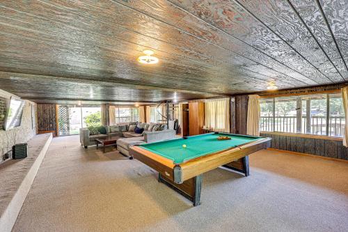 Biliár nebo kulečník v ubytování Lakeside Hot Springs Retreat with Pool Table!