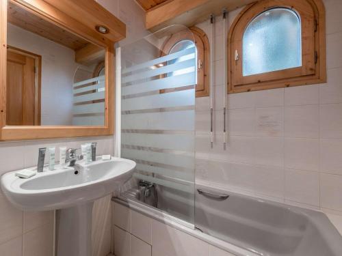a bathroom with a sink and a bath tub at Duplex spacieux à Courchevel 1850 - 8 pers, pieds des pistes, cheminée, garage, Wifi inclus - FR-1-631-56 in Courchevel