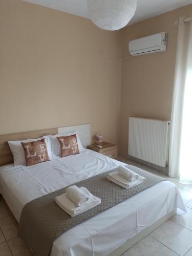 Кровать или кровати в номере Kouinelis apartment