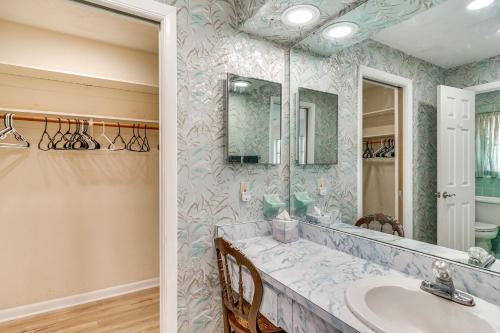 Vannituba majutusasutuses Private Boat Dock Canal-Front Lake Placid Getaway