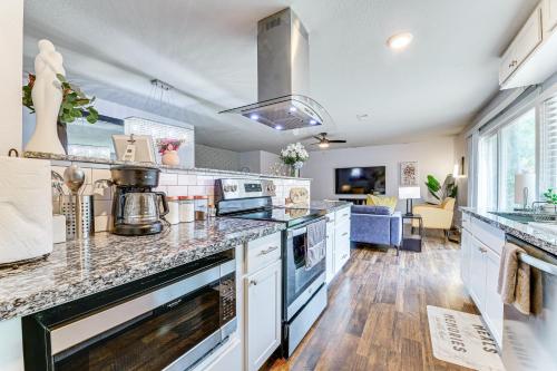 Una cocina o cocineta en Near Lewisville Lake Home in The Colony with Yard!