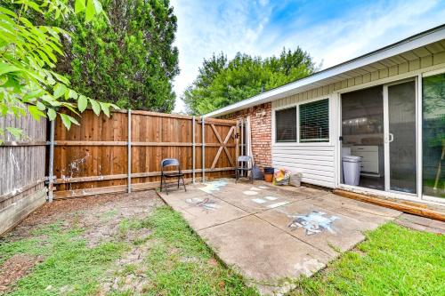 Un jardín fuera de Near Lewisville Lake Home in The Colony with Yard!