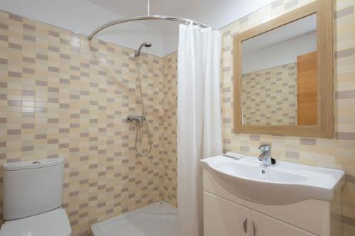 Golden Gardens, ground floor apartment with large terrace, smart TV, fibre internet, parking
