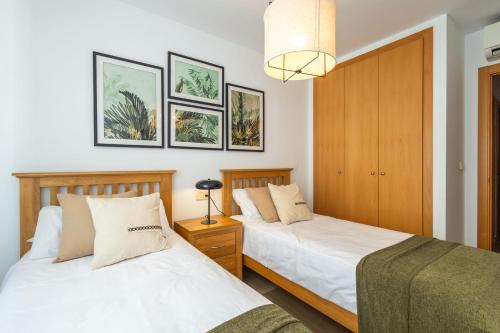 Golden Gardens, ground floor apartment with large terrace, smart TV, fibre internet, parking