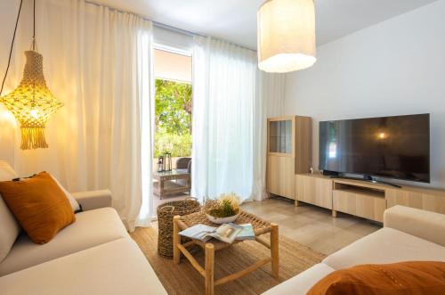 Golden Gardens, ground floor apartment with large terrace, smart TV, fibre internet, parking