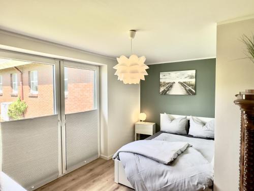 a bedroom with a bed and a window at FeWo Metje - Horumersiel in Wangerland