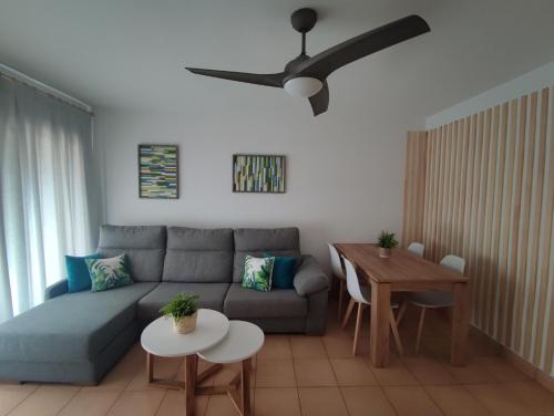 un soggiorno con un divano e un tavolo di Retiro MonteMar a La Manga del Mar Menor