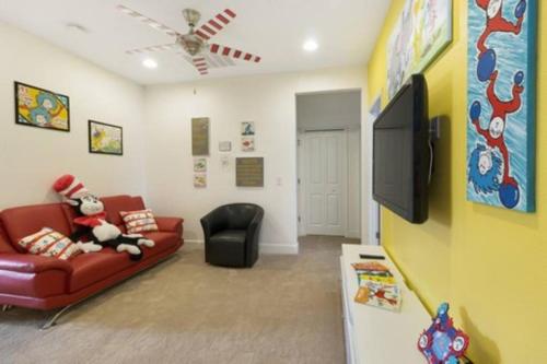 Universal 3BR Townhome with Pool photo 42