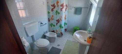 a bathroom with a sink and a toilet and a sink at Casa da Lardosa in Lardosa