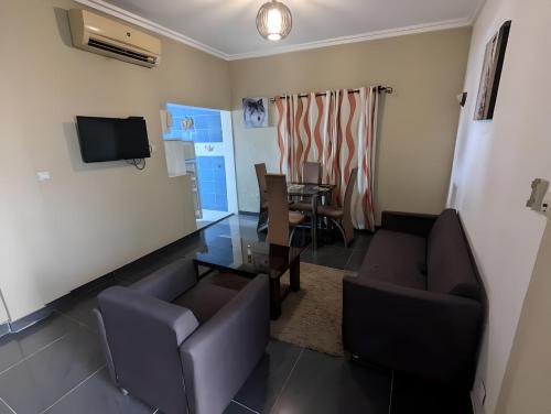 Una televisión o centro de entretenimiento en Hôtel YABISSO
