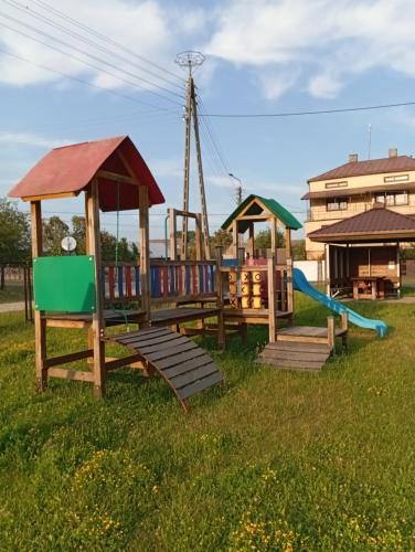 Kawasan permainan kanak-kanak di Dom na wsi u Kasi Hajnówka NA WYŁĄCZNOŚĆ