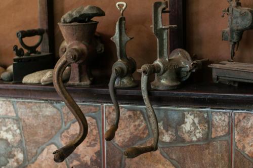 un groupe d'objets métalliques anciens sur une étagère dans l'établissement Santuario Ecologico Monteverde, à Monteverde Costa Rica