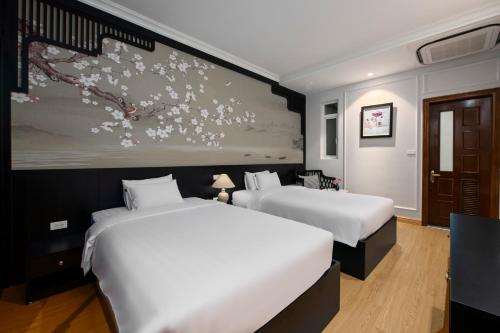 Postel nebo postele na pokoji v ubytování Serenata San de Hanoi Hotel