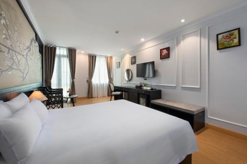 Postel nebo postele na pokoji v ubytování Serenata San de Hanoi Hotel