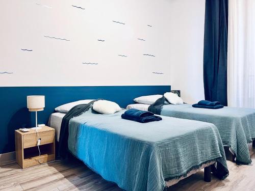 two beds sitting next to each other in a bedroom at Front de mer Beau T3 climatisé Balcon Parking Ajaccio in Ajaccio