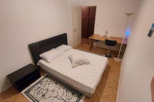 une chambre avec un lit avec une tête de lit noire dans l'établissement Chambre privée dans un appartement en collocation, à Oullins