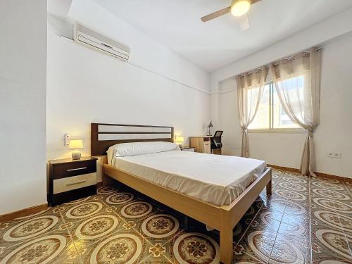 アルメリアにあるApartamento 4 dormitorios Parking incluidoのベッドと窓のある寝室