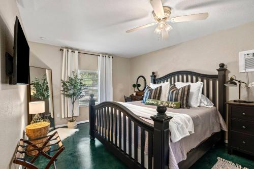 Ένα ή περισσότερα κρεβάτια σε δωμάτιο στο Lake LBJ Pet Friendly Home