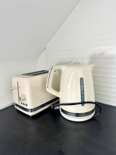 a white toaster sitting on top of a counter at Suite Au grand air in Châteauneuf-du-Faou