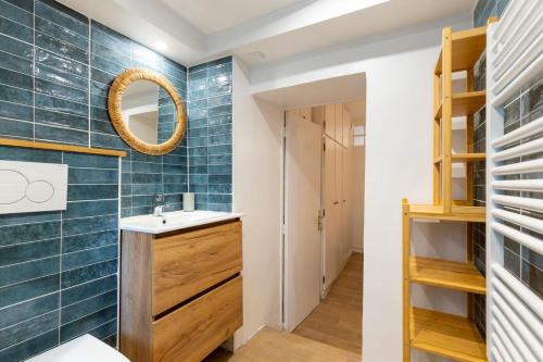 une salle de bain avec un lavabo et un miroir dans l'établissement Marseille bord de mer, à Marseille
