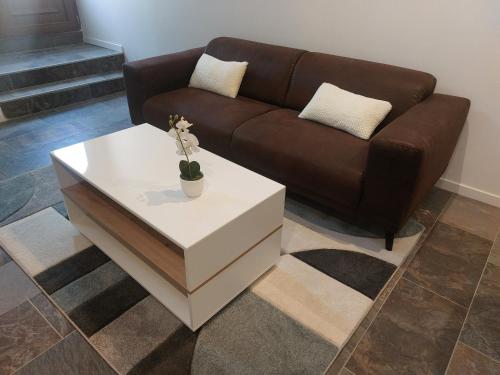 un salon avec un canapé et une table basse dans l'établissement La Parenthèse, à Moussan