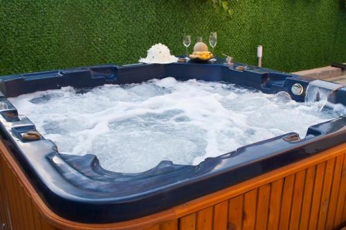 a jacuzzi tub filled with snow in a yard at Ози 1 Допълнителна къща за гости in Ovchartsi