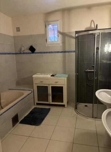 une salle de bain avec une douche, un lavabo et une baignoire dans l'établissement Bon Porto appartement, à Cavalaire-sur-Mer