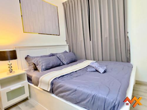 a small bedroom with a bed and a window at MidValley Southkey Mosaic 6-9pax Netflix-SmartTV70inch in Johor Bahru