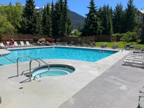Bazén v ubytování Whistler Cascade Lodge suite WIFI cable TV 2 hot tubs pool gym sauna bike & ski storage room nebo v jeho okolí