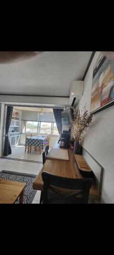 une salle à manger avec une table et des chaises dans une pièce dans l'établissement APPARTEMENT MODERNE prés de la plage avec parking gratuit, à Frontignan