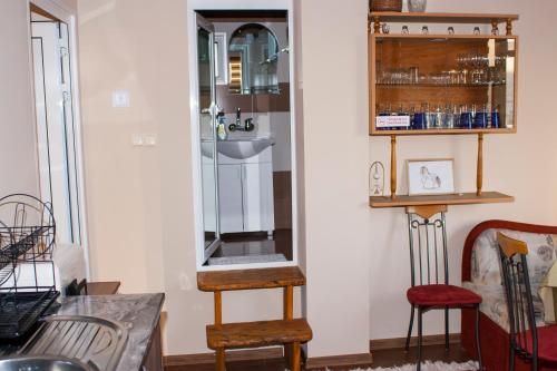 a room with a mirror and a table and chairs at Ози 1 Допълнителна къща за гости in Ovchartsi