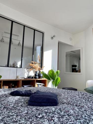 une chambre avec un lit avec un oreiller bleu dessus dans l'établissement Nice Flat next to Olympic village & Stade de France, à Saint-Ouen