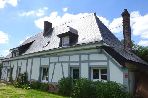 a white house with a gambrel roof at La closerie de l'Andelle in Elbeuf-sur-Andelle