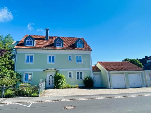 a large white house with a red roof at Ferienwohnung Kolk in Waldsassen