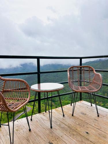 two chairs and a table on a balcony at Nomada Republic Hotel El valle in Valle de Anton