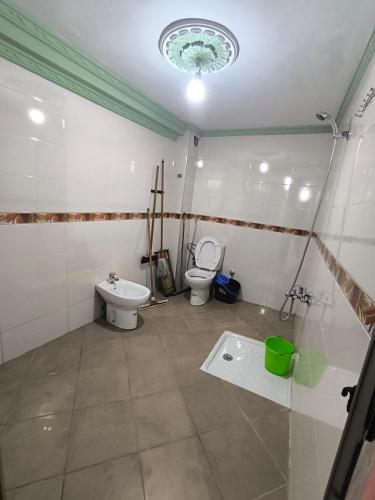 a bathroom with a toilet and a sink at Appartement a Martil in Martil