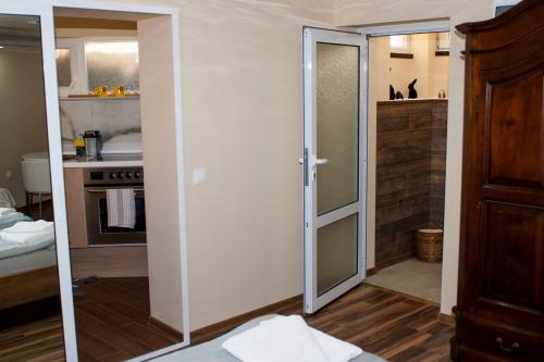 a bathroom with a door leading to a kitchen at Допълнителна къща за гости Ози 2 in Ovchartsi